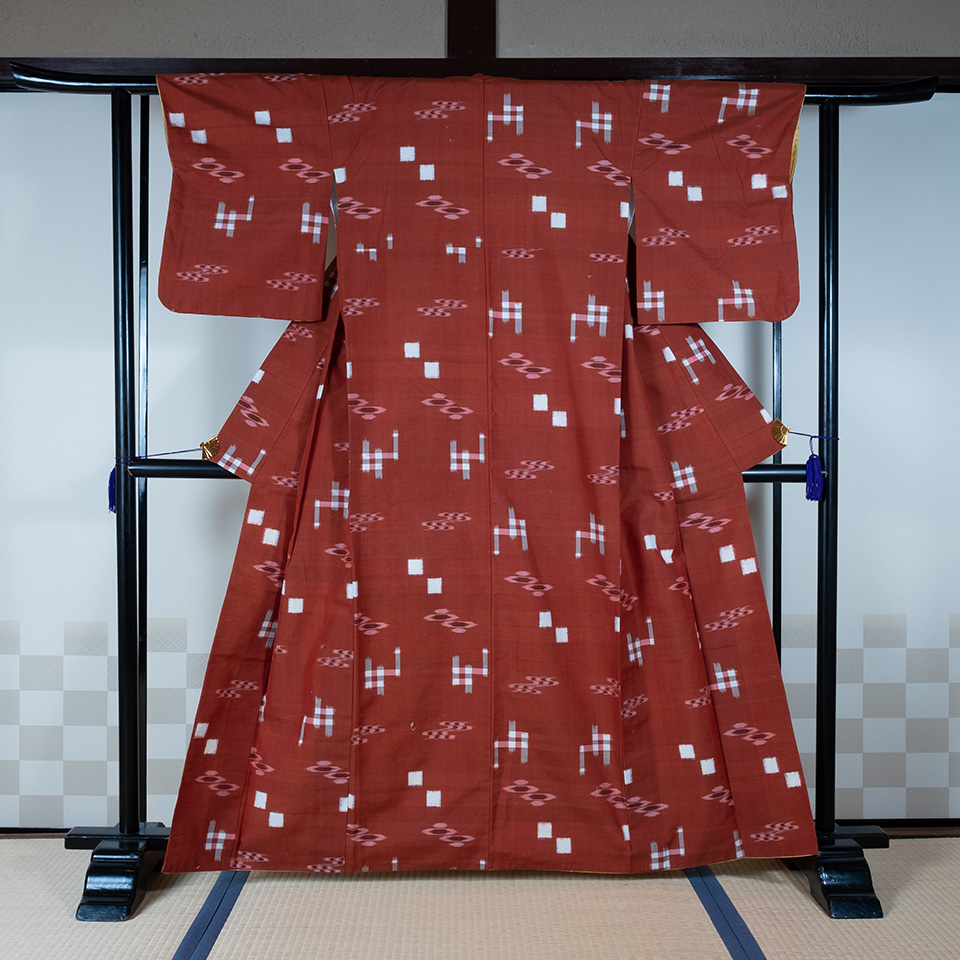 京きものレンタル エンジ色に白の柄の着物の写真