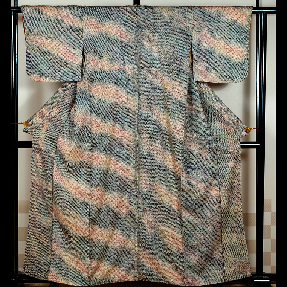 京きものレンタル グレーと淡い赤の着物の写真