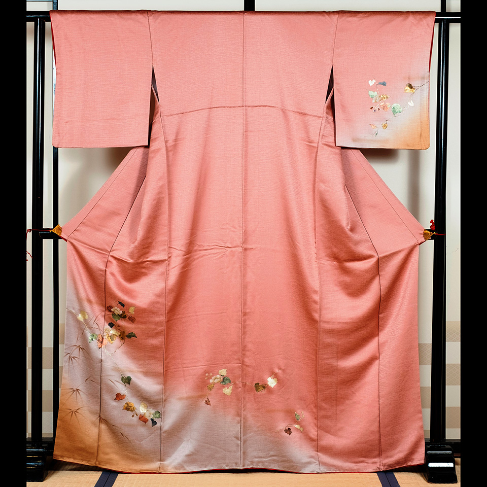 京きものレンタル ピンクに草花の絵の着物の写真